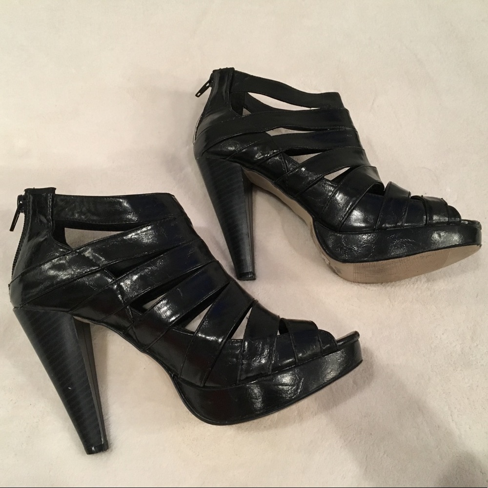 Cute pumps w/ zipper on back